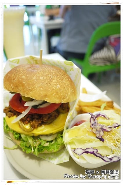 ▌嘉義．不是大俠的小女子也要大口吃的「樂檸漢堡」 ▌