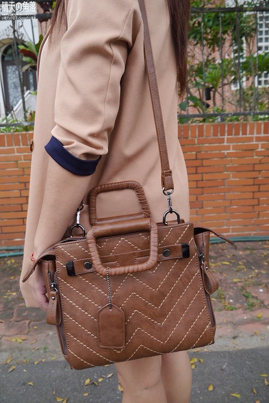 2015私包分享-咖啡色硬挺手提側背百搭方包