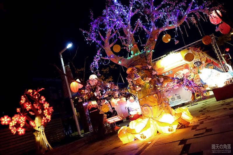 嘉義縣政府舉辦「故宮開嘉門、嘉藝賞燈趣」活動於19日點燈，最引人入勝的是「縣府3D光雕區」，不過，3D光雕秀僅到27日就結束，民眾須把握時間。  嘉義縣政府為迎接故宮南院開幕，於19日起，舉辦「故宮開嘉門、嘉藝賞燈趣」活動，共有8大主題燈區，賞燈區位於嘉義縣政府前及長達1公里的太子大道裝置展出，活動一直到明年元宵節。  其中的「縣府3D光雕區」是以3D雷射燈光投影，展示的「3D光雕秀」涵蓋嘉義的宗教、藝術及文化觀光等元素，如阿里山小火車穿越櫻花樹下美景畫面，縣府大樓化身為大型耶誕禮物裝飾，令觀看民眾嘆為觀