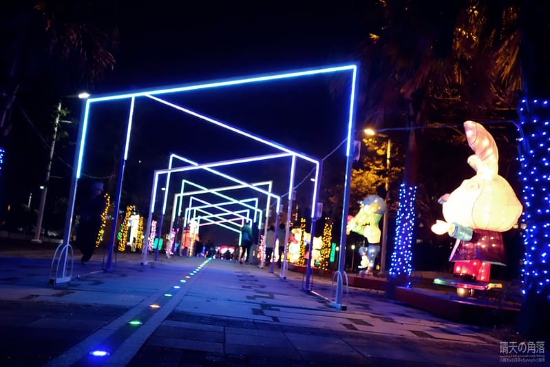 嘉義縣政府舉辦「故宮開嘉門、嘉藝賞燈趣」活動於19日點燈，最引人入勝的是「縣府3D光雕區」，不過，3D光雕秀僅到27日就結束，民眾須把握時間。  嘉義縣政府為迎接故宮南院開幕，於19日起，舉辦「故宮開嘉門、嘉藝賞燈趣」活動，共有8大主題燈區，賞燈區位於嘉義縣政府前及長達1公里的太子大道裝置展出，活動一直到明年元宵節。  其中的「縣府3D光雕區」是以3D雷射燈光投影，展示的「3D光雕秀」涵蓋嘉義的宗教、藝術及文化觀光等元素，如阿里山小火車穿越櫻花樹下美景畫面，縣府大樓化身為大型耶誕禮物裝飾，令觀看民眾嘆為觀