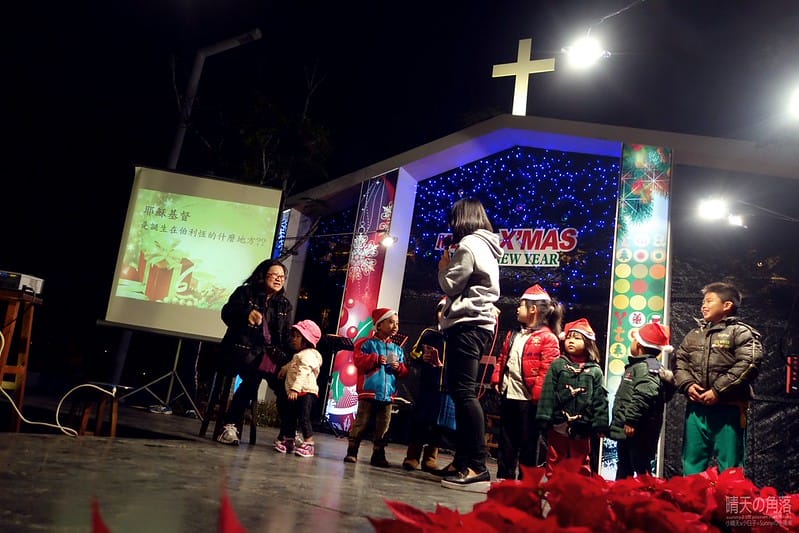 嘉義縣政府舉辦「故宮開嘉門、嘉藝賞燈趣」活動於19日點燈，最引人入勝的是「縣府3D光雕區」，不過，3D光雕秀僅到27日就結束，民眾須把握時間。  嘉義縣政府為迎接故宮南院開幕，於19日起，舉辦「故宮開嘉門、嘉藝賞燈趣」活動，共有8大主題燈區，賞燈區位於嘉義縣政府前及長達1公里的太子大道裝置展出，活動一直到明年元宵節。  其中的「縣府3D光雕區」是以3D雷射燈光投影，展示的「3D光雕秀」涵蓋嘉義的宗教、藝術及文化觀光等元素，如阿里山小火車穿越櫻花樹下美景畫面，縣府大樓化身為大型耶誕禮物裝飾，令觀看民眾嘆為觀