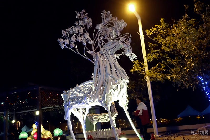 嘉義縣政府舉辦「故宮開嘉門、嘉藝賞燈趣」活動於19日點燈，最引人入勝的是「縣府3D光雕區」，不過，3D光雕秀僅到27日就結束，民眾須把握時間。  嘉義縣政府為迎接故宮南院開幕，於19日起，舉辦「故宮開嘉門、嘉藝賞燈趣」活動，共有8大主題燈區，賞燈區位於嘉義縣政府前及長達1公里的太子大道裝置展出，活動一直到明年元宵節。  其中的「縣府3D光雕區」是以3D雷射燈光投影，展示的「3D光雕秀」涵蓋嘉義的宗教、藝術及文化觀光等元素，如阿里山小火車穿越櫻花樹下美景畫面，縣府大樓化身為大型耶誕禮物裝飾，令觀看民眾嘆為觀