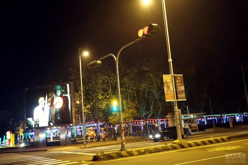 嘉義縣政府舉辦「故宮開嘉門、嘉藝賞燈趣」活動於19日點燈，最引人入勝的是「縣府3D光雕區」，不過，3D光雕秀僅到27日就結束，民眾須把握時間。  嘉義縣政府為迎接故宮南院開幕，於19日起，舉辦「故宮開嘉門、嘉藝賞燈趣」活動，共有8大主題燈區，賞燈區位於嘉義縣政府前及長達1公里的太子大道裝置展出，活動一直到明年元宵節。  其中的「縣府3D光雕區」是以3D雷射燈光投影，展示的「3D光雕秀」涵蓋嘉義的宗教、藝術及文化觀光等元素，如阿里山小火車穿越櫻花樹下美景畫面，縣府大樓化身為大型耶誕禮物裝飾，令觀看民眾嘆為觀