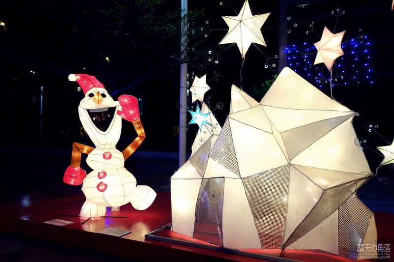 嘉義縣政府舉辦「故宮開嘉門、嘉藝賞燈趣」活動於19日點燈，最引人入勝的是「縣府3D光雕區」，不過，3D光雕秀僅到27日就結束，民眾須把握時間。  嘉義縣政府為迎接故宮南院開幕，於19日起，舉辦「故宮開嘉門、嘉藝賞燈趣」活動，共有8大主題燈區，賞燈區位於嘉義縣政府前及長達1公里的太子大道裝置展出，活動一直到明年元宵節。  其中的「縣府3D光雕區」是以3D雷射燈光投影，展示的「3D光雕秀」涵蓋嘉義的宗教、藝術及文化觀光等元素，如阿里山小火車穿越櫻花樹下美景畫面，縣府大樓化身為大型耶誕禮物裝飾，令觀看民眾嘆為觀