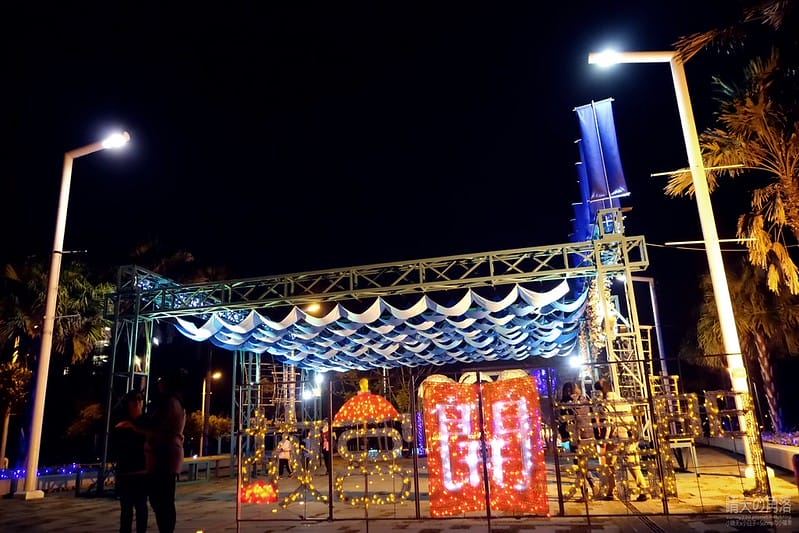 嘉義縣政府舉辦「故宮開嘉門、嘉藝賞燈趣」活動於19日點燈，最引人入勝的是「縣府3D光雕區」，不過，3D光雕秀僅到27日就結束，民眾須把握時間。  嘉義縣政府為迎接故宮南院開幕，於19日起，舉辦「故宮開嘉門、嘉藝賞燈趣」活動，共有8大主題燈區，賞燈區位於嘉義縣政府前及長達1公里的太子大道裝置展出，活動一直到明年元宵節。  其中的「縣府3D光雕區」是以3D雷射燈光投影，展示的「3D光雕秀」涵蓋嘉義的宗教、藝術及文化觀光等元素，如阿里山小火車穿越櫻花樹下美景畫面，縣府大樓化身為大型耶誕禮物裝飾，令觀看民眾嘆為觀