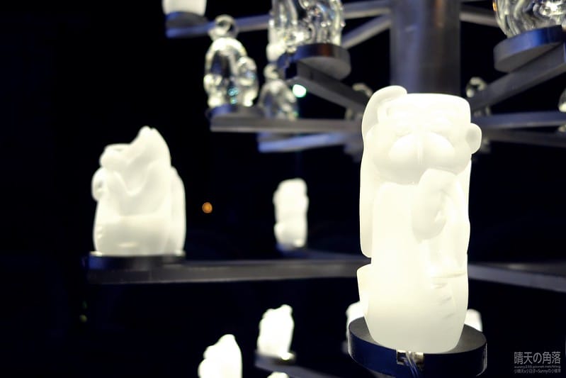 嘉義縣政府舉辦「故宮開嘉門、嘉藝賞燈趣」活動於19日點燈，最引人入勝的是「縣府3D光雕區」，不過，3D光雕秀僅到27日就結束，民眾須把握時間。  嘉義縣政府為迎接故宮南院開幕，於19日起，舉辦「故宮開嘉門、嘉藝賞燈趣」活動，共有8大主題燈區，賞燈區位於嘉義縣政府前及長達1公里的太子大道裝置展出，活動一直到明年元宵節。  其中的「縣府3D光雕區」是以3D雷射燈光投影，展示的「3D光雕秀」涵蓋嘉義的宗教、藝術及文化觀光等元素，如阿里山小火車穿越櫻花樹下美景畫面，縣府大樓化身為大型耶誕禮物裝飾，令觀看民眾嘆為觀