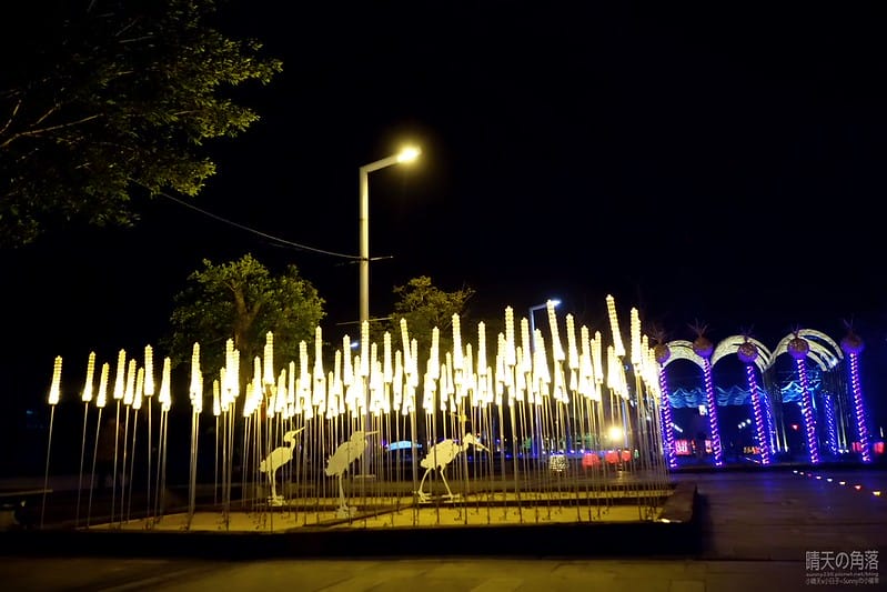 嘉義縣政府舉辦「故宮開嘉門、嘉藝賞燈趣」活動於19日點燈，最引人入勝的是「縣府3D光雕區」，不過，3D光雕秀僅到27日就結束，民眾須把握時間。  嘉義縣政府為迎接故宮南院開幕，於19日起，舉辦「故宮開嘉門、嘉藝賞燈趣」活動，共有8大主題燈區，賞燈區位於嘉義縣政府前及長達1公里的太子大道裝置展出，活動一直到明年元宵節。  其中的「縣府3D光雕區」是以3D雷射燈光投影，展示的「3D光雕秀」涵蓋嘉義的宗教、藝術及文化觀光等元素，如阿里山小火車穿越櫻花樹下美景畫面，縣府大樓化身為大型耶誕禮物裝飾，令觀看民眾嘆為觀