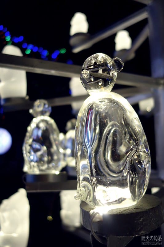 嘉義縣政府舉辦「故宮開嘉門、嘉藝賞燈趣」活動於19日點燈，最引人入勝的是「縣府3D光雕區」，不過，3D光雕秀僅到27日就結束，民眾須把握時間。  嘉義縣政府為迎接故宮南院開幕，於19日起，舉辦「故宮開嘉門、嘉藝賞燈趣」活動，共有8大主題燈區，賞燈區位於嘉義縣政府前及長達1公里的太子大道裝置展出，活動一直到明年元宵節。  其中的「縣府3D光雕區」是以3D雷射燈光投影，展示的「3D光雕秀」涵蓋嘉義的宗教、藝術及文化觀光等元素，如阿里山小火車穿越櫻花樹下美景畫面，縣府大樓化身為大型耶誕禮物裝飾，令觀看民眾嘆為觀