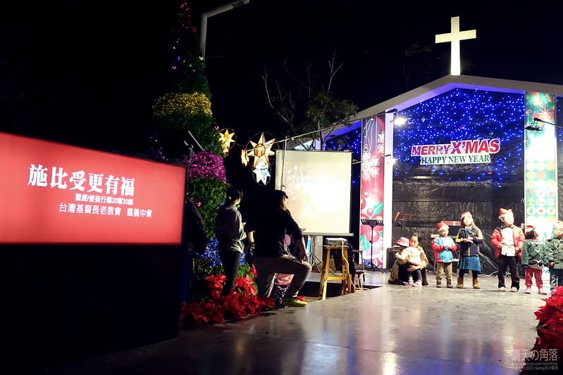 嘉義縣政府舉辦「故宮開嘉門、嘉藝賞燈趣」活動於19日點燈，最引人入勝的是「縣府3D光雕區」，不過，3D光雕秀僅到27日就結束，民眾須把握時間。  嘉義縣政府為迎接故宮南院開幕，於19日起，舉辦「故宮開嘉門、嘉藝賞燈趣」活動，共有8大主題燈區，賞燈區位於嘉義縣政府前及長達1公里的太子大道裝置展出，活動一直到明年元宵節。  其中的「縣府3D光雕區」是以3D雷射燈光投影，展示的「3D光雕秀」涵蓋嘉義的宗教、藝術及文化觀光等元素，如阿里山小火車穿越櫻花樹下美景畫面，縣府大樓化身為大型耶誕禮物裝飾，令觀看民眾嘆為觀