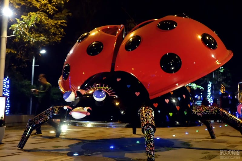 嘉義縣政府舉辦「故宮開嘉門、嘉藝賞燈趣」活動於19日點燈，最引人入勝的是「縣府3D光雕區」，不過，3D光雕秀僅到27日就結束，民眾須把握時間。  嘉義縣政府為迎接故宮南院開幕，於19日起，舉辦「故宮開嘉門、嘉藝賞燈趣」活動，共有8大主題燈區，賞燈區位於嘉義縣政府前及長達1公里的太子大道裝置展出，活動一直到明年元宵節。  其中的「縣府3D光雕區」是以3D雷射燈光投影，展示的「3D光雕秀」涵蓋嘉義的宗教、藝術及文化觀光等元素，如阿里山小火車穿越櫻花樹下美景畫面，縣府大樓化身為大型耶誕禮物裝飾，令觀看民眾嘆為觀