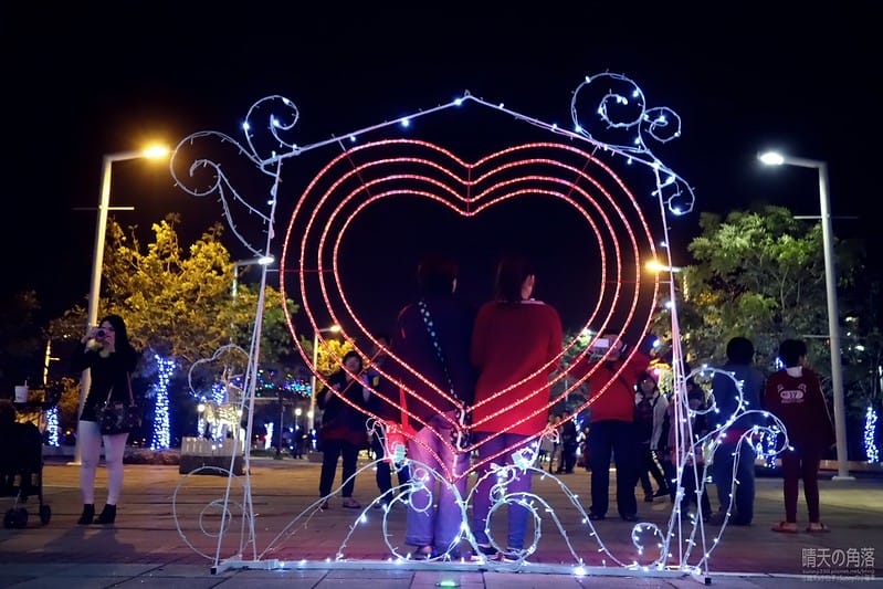 嘉義縣政府舉辦「故宮開嘉門、嘉藝賞燈趣」活動於19日點燈，最引人入勝的是「縣府3D光雕區」，不過，3D光雕秀僅到27日就結束，民眾須把握時間。  嘉義縣政府為迎接故宮南院開幕，於19日起，舉辦「故宮開嘉門、嘉藝賞燈趣」活動，共有8大主題燈區，賞燈區位於嘉義縣政府前及長達1公里的太子大道裝置展出，活動一直到明年元宵節。  其中的「縣府3D光雕區」是以3D雷射燈光投影，展示的「3D光雕秀」涵蓋嘉義的宗教、藝術及文化觀光等元素，如阿里山小火車穿越櫻花樹下美景畫面，縣府大樓化身為大型耶誕禮物裝飾，令觀看民眾嘆為觀