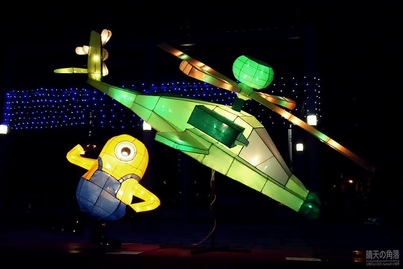 嘉義縣政府舉辦「故宮開嘉門、嘉藝賞燈趣」活動於19日點燈，最引人入勝的是「縣府3D光雕區」，不過，3D光雕秀僅到27日就結束，民眾須把握時間。  嘉義縣政府為迎接故宮南院開幕，於19日起，舉辦「故宮開嘉門、嘉藝賞燈趣」活動，共有8大主題燈區，賞燈區位於嘉義縣政府前及長達1公里的太子大道裝置展出，活動一直到明年元宵節。  其中的「縣府3D光雕區」是以3D雷射燈光投影，展示的「3D光雕秀」涵蓋嘉義的宗教、藝術及文化觀光等元素，如阿里山小火車穿越櫻花樹下美景畫面，縣府大樓化身為大型耶誕禮物裝飾，令觀看民眾嘆為觀