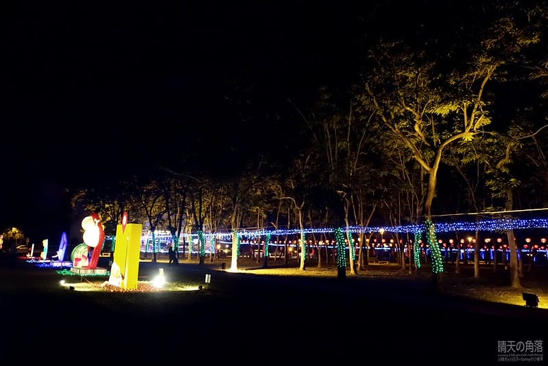 嘉義縣政府舉辦「故宮開嘉門、嘉藝賞燈趣」活動於19日點燈，最引人入勝的是「縣府3D光雕區」，不過，3D光雕秀僅到27日就結束，民眾須把握時間。  嘉義縣政府為迎接故宮南院開幕，於19日起，舉辦「故宮開嘉門、嘉藝賞燈趣」活動，共有8大主題燈區，賞燈區位於嘉義縣政府前及長達1公里的太子大道裝置展出，活動一直到明年元宵節。  其中的「縣府3D光雕區」是以3D雷射燈光投影，展示的「3D光雕秀」涵蓋嘉義的宗教、藝術及文化觀光等元素，如阿里山小火車穿越櫻花樹下美景畫面，縣府大樓化身為大型耶誕禮物裝飾，令觀看民眾嘆為觀