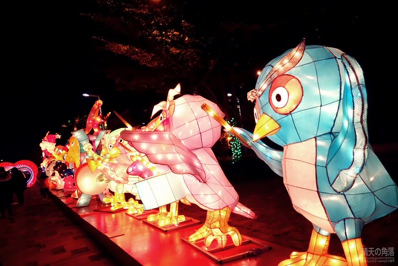 嘉義縣政府舉辦「故宮開嘉門、嘉藝賞燈趣」活動於19日點燈，最引人入勝的是「縣府3D光雕區」，不過，3D光雕秀僅到27日就結束，民眾須把握時間。  嘉義縣政府為迎接故宮南院開幕，於19日起，舉辦「故宮開嘉門、嘉藝賞燈趣」活動，共有8大主題燈區，賞燈區位於嘉義縣政府前及長達1公里的太子大道裝置展出，活動一直到明年元宵節。  其中的「縣府3D光雕區」是以3D雷射燈光投影，展示的「3D光雕秀」涵蓋嘉義的宗教、藝術及文化觀光等元素，如阿里山小火車穿越櫻花樹下美景畫面，縣府大樓化身為大型耶誕禮物裝飾，令觀看民眾嘆為觀