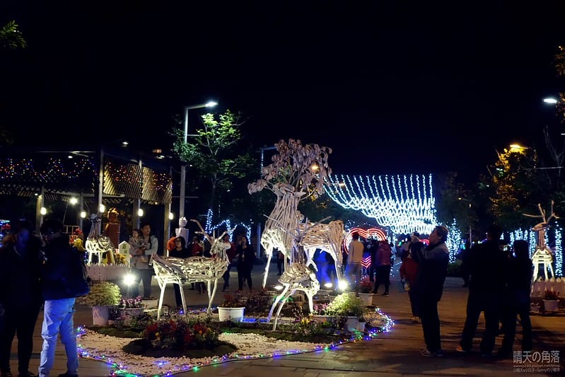 嘉義縣政府舉辦「故宮開嘉門、嘉藝賞燈趣」活動於19日點燈，最引人入勝的是「縣府3D光雕區」，不過，3D光雕秀僅到27日就結束，民眾須把握時間。  嘉義縣政府為迎接故宮南院開幕，於19日起，舉辦「故宮開嘉門、嘉藝賞燈趣」活動，共有8大主題燈區，賞燈區位於嘉義縣政府前及長達1公里的太子大道裝置展出，活動一直到明年元宵節。  其中的「縣府3D光雕區」是以3D雷射燈光投影，展示的「3D光雕秀」涵蓋嘉義的宗教、藝術及文化觀光等元素，如阿里山小火車穿越櫻花樹下美景畫面，縣府大樓化身為大型耶誕禮物裝飾，令觀看民眾嘆為觀