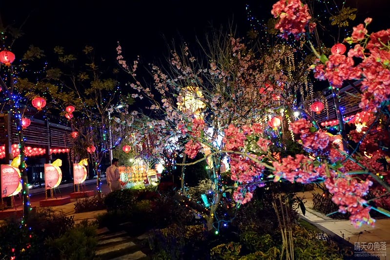 嘉義縣政府舉辦「故宮開嘉門、嘉藝賞燈趣」活動於19日點燈，最引人入勝的是「縣府3D光雕區」，不過，3D光雕秀僅到27日就結束，民眾須把握時間。  嘉義縣政府為迎接故宮南院開幕，於19日起，舉辦「故宮開嘉門、嘉藝賞燈趣」活動，共有8大主題燈區，賞燈區位於嘉義縣政府前及長達1公里的太子大道裝置展出，活動一直到明年元宵節。  其中的「縣府3D光雕區」是以3D雷射燈光投影，展示的「3D光雕秀」涵蓋嘉義的宗教、藝術及文化觀光等元素，如阿里山小火車穿越櫻花樹下美景畫面，縣府大樓化身為大型耶誕禮物裝飾，令觀看民眾嘆為觀