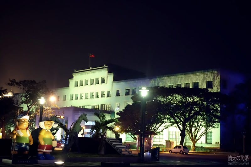 嘉義縣政府舉辦「故宮開嘉門、嘉藝賞燈趣」活動於19日點燈，最引人入勝的是「縣府3D光雕區」，不過，3D光雕秀僅到27日就結束，民眾須把握時間。  嘉義縣政府為迎接故宮南院開幕，於19日起，舉辦「故宮開嘉門、嘉藝賞燈趣」活動，共有8大主題燈區，賞燈區位於嘉義縣政府前及長達1公里的太子大道裝置展出，活動一直到明年元宵節。  其中的「縣府3D光雕區」是以3D雷射燈光投影，展示的「3D光雕秀」涵蓋嘉義的宗教、藝術及文化觀光等元素，如阿里山小火車穿越櫻花樹下美景畫面，縣府大樓化身為大型耶誕禮物裝飾，令觀看民眾嘆為觀