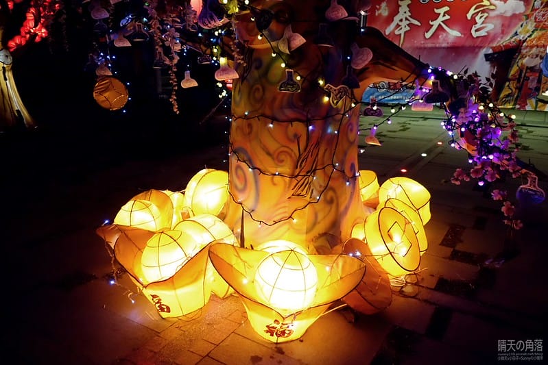 嘉義縣政府舉辦「故宮開嘉門、嘉藝賞燈趣」活動於19日點燈，最引人入勝的是「縣府3D光雕區」，不過，3D光雕秀僅到27日就結束，民眾須把握時間。  嘉義縣政府為迎接故宮南院開幕，於19日起，舉辦「故宮開嘉門、嘉藝賞燈趣」活動，共有8大主題燈區，賞燈區位於嘉義縣政府前及長達1公里的太子大道裝置展出，活動一直到明年元宵節。  其中的「縣府3D光雕區」是以3D雷射燈光投影，展示的「3D光雕秀」涵蓋嘉義的宗教、藝術及文化觀光等元素，如阿里山小火車穿越櫻花樹下美景畫面，縣府大樓化身為大型耶誕禮物裝飾，令觀看民眾嘆為觀