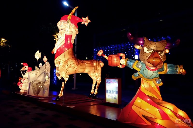 嘉義縣政府舉辦「故宮開嘉門、嘉藝賞燈趣」活動於19日點燈，最引人入勝的是「縣府3D光雕區」，不過，3D光雕秀僅到27日就結束，民眾須把握時間。  嘉義縣政府為迎接故宮南院開幕，於19日起，舉辦「故宮開嘉門、嘉藝賞燈趣」活動，共有8大主題燈區，賞燈區位於嘉義縣政府前及長達1公里的太子大道裝置展出，活動一直到明年元宵節。  其中的「縣府3D光雕區」是以3D雷射燈光投影，展示的「3D光雕秀」涵蓋嘉義的宗教、藝術及文化觀光等元素，如阿里山小火車穿越櫻花樹下美景畫面，縣府大樓化身為大型耶誕禮物裝飾，令觀看民眾嘆為觀