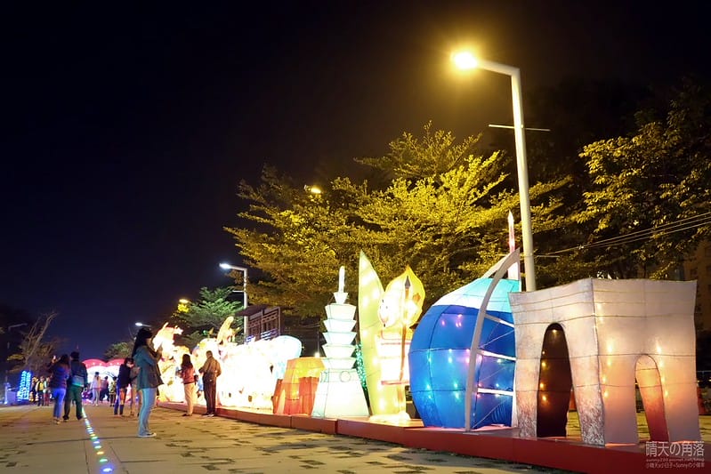 嘉義縣政府舉辦「故宮開嘉門、嘉藝賞燈趣」活動於19日點燈，最引人入勝的是「縣府3D光雕區」，不過，3D光雕秀僅到27日就結束，民眾須把握時間。  嘉義縣政府為迎接故宮南院開幕，於19日起，舉辦「故宮開嘉門、嘉藝賞燈趣」活動，共有8大主題燈區，賞燈區位於嘉義縣政府前及長達1公里的太子大道裝置展出，活動一直到明年元宵節。  其中的「縣府3D光雕區」是以3D雷射燈光投影，展示的「3D光雕秀」涵蓋嘉義的宗教、藝術及文化觀光等元素，如阿里山小火車穿越櫻花樹下美景畫面，縣府大樓化身為大型耶誕禮物裝飾，令觀看民眾嘆為觀