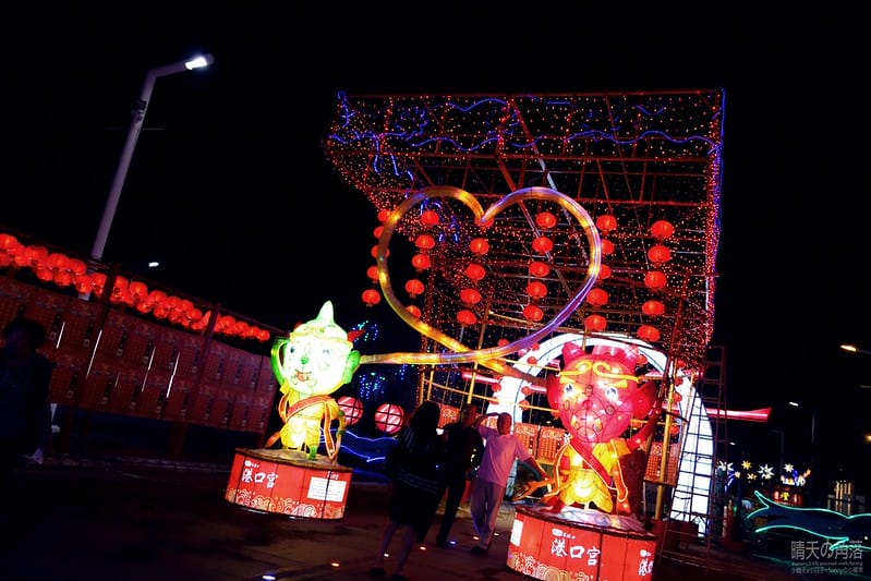 嘉義縣政府舉辦「故宮開嘉門、嘉藝賞燈趣」活動於19日點燈，最引人入勝的是「縣府3D光雕區」，不過，3D光雕秀僅到27日就結束，民眾須把握時間。  嘉義縣政府為迎接故宮南院開幕，於19日起，舉辦「故宮開嘉門、嘉藝賞燈趣」活動，共有8大主題燈區，賞燈區位於嘉義縣政府前及長達1公里的太子大道裝置展出，活動一直到明年元宵節。  其中的「縣府3D光雕區」是以3D雷射燈光投影，展示的「3D光雕秀」涵蓋嘉義的宗教、藝術及文化觀光等元素，如阿里山小火車穿越櫻花樹下美景畫面，縣府大樓化身為大型耶誕禮物裝飾，令觀看民眾嘆為觀