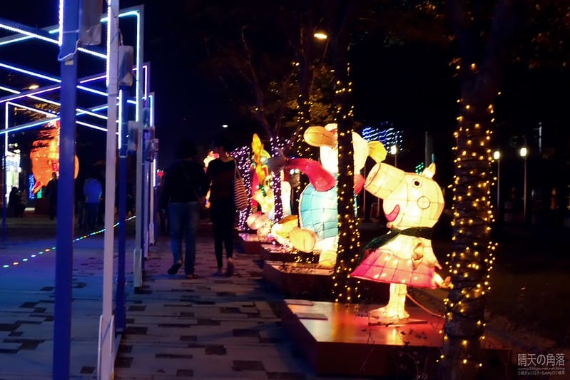 嘉義縣政府舉辦「故宮開嘉門、嘉藝賞燈趣」活動於19日點燈，最引人入勝的是「縣府3D光雕區」，不過，3D光雕秀僅到27日就結束，民眾須把握時間。  嘉義縣政府為迎接故宮南院開幕，於19日起，舉辦「故宮開嘉門、嘉藝賞燈趣」活動，共有8大主題燈區，賞燈區位於嘉義縣政府前及長達1公里的太子大道裝置展出，活動一直到明年元宵節。  其中的「縣府3D光雕區」是以3D雷射燈光投影，展示的「3D光雕秀」涵蓋嘉義的宗教、藝術及文化觀光等元素，如阿里山小火車穿越櫻花樹下美景畫面，縣府大樓化身為大型耶誕禮物裝飾，令觀看民眾嘆為觀