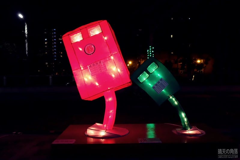 嘉義縣政府舉辦「故宮開嘉門、嘉藝賞燈趣」活動於19日點燈，最引人入勝的是「縣府3D光雕區」，不過，3D光雕秀僅到27日就結束，民眾須把握時間。  嘉義縣政府為迎接故宮南院開幕，於19日起，舉辦「故宮開嘉門、嘉藝賞燈趣」活動，共有8大主題燈區，賞燈區位於嘉義縣政府前及長達1公里的太子大道裝置展出，活動一直到明年元宵節。  其中的「縣府3D光雕區」是以3D雷射燈光投影，展示的「3D光雕秀」涵蓋嘉義的宗教、藝術及文化觀光等元素，如阿里山小火車穿越櫻花樹下美景畫面，縣府大樓化身為大型耶誕禮物裝飾，令觀看民眾嘆為觀