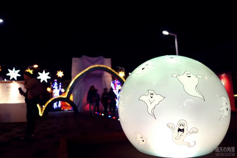 嘉義縣政府舉辦「故宮開嘉門、嘉藝賞燈趣」活動於19日點燈，最引人入勝的是「縣府3D光雕區」，不過，3D光雕秀僅到27日就結束，民眾須把握時間。  嘉義縣政府為迎接故宮南院開幕，於19日起，舉辦「故宮開嘉門、嘉藝賞燈趣」活動，共有8大主題燈區，賞燈區位於嘉義縣政府前及長達1公里的太子大道裝置展出，活動一直到明年元宵節。  其中的「縣府3D光雕區」是以3D雷射燈光投影，展示的「3D光雕秀」涵蓋嘉義的宗教、藝術及文化觀光等元素，如阿里山小火車穿越櫻花樹下美景畫面，縣府大樓化身為大型耶誕禮物裝飾，令觀看民眾嘆為觀