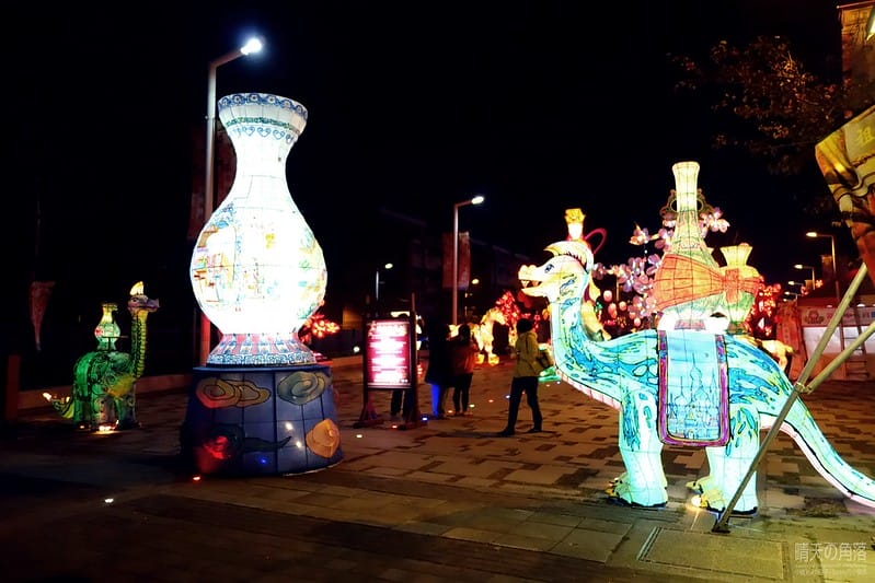 嘉義縣政府舉辦「故宮開嘉門、嘉藝賞燈趣」活動於19日點燈，最引人入勝的是「縣府3D光雕區」，不過，3D光雕秀僅到27日就結束，民眾須把握時間。  嘉義縣政府為迎接故宮南院開幕，於19日起，舉辦「故宮開嘉門、嘉藝賞燈趣」活動，共有8大主題燈區，賞燈區位於嘉義縣政府前及長達1公里的太子大道裝置展出，活動一直到明年元宵節。  其中的「縣府3D光雕區」是以3D雷射燈光投影，展示的「3D光雕秀」涵蓋嘉義的宗教、藝術及文化觀光等元素，如阿里山小火車穿越櫻花樹下美景畫面，縣府大樓化身為大型耶誕禮物裝飾，令觀看民眾嘆為觀