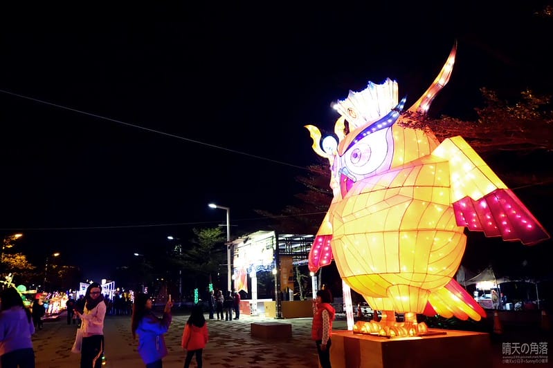 嘉義縣政府舉辦「故宮開嘉門、嘉藝賞燈趣」活動於19日點燈，最引人入勝的是「縣府3D光雕區」，不過，3D光雕秀僅到27日就結束，民眾須把握時間。  嘉義縣政府為迎接故宮南院開幕，於19日起，舉辦「故宮開嘉門、嘉藝賞燈趣」活動，共有8大主題燈區，賞燈區位於嘉義縣政府前及長達1公里的太子大道裝置展出，活動一直到明年元宵節。  其中的「縣府3D光雕區」是以3D雷射燈光投影，展示的「3D光雕秀」涵蓋嘉義的宗教、藝術及文化觀光等元素，如阿里山小火車穿越櫻花樹下美景畫面，縣府大樓化身為大型耶誕禮物裝飾，令觀看民眾嘆為觀