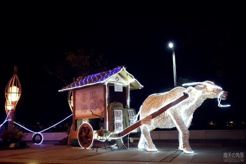 嘉義縣政府舉辦「故宮開嘉門、嘉藝賞燈趣」活動於19日點燈，最引人入勝的是「縣府3D光雕區」，不過，3D光雕秀僅到27日就結束，民眾須把握時間。  嘉義縣政府為迎接故宮南院開幕，於19日起，舉辦「故宮開嘉門、嘉藝賞燈趣」活動，共有8大主題燈區，賞燈區位於嘉義縣政府前及長達1公里的太子大道裝置展出，活動一直到明年元宵節。  其中的「縣府3D光雕區」是以3D雷射燈光投影，展示的「3D光雕秀」涵蓋嘉義的宗教、藝術及文化觀光等元素，如阿里山小火車穿越櫻花樹下美景畫面，縣府大樓化身為大型耶誕禮物裝飾，令觀看民眾嘆為觀