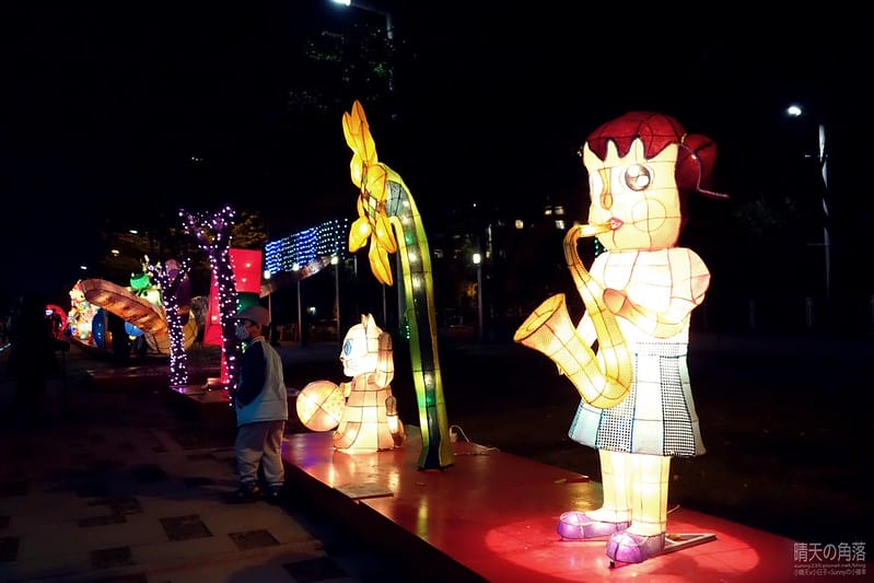 嘉義縣政府舉辦「故宮開嘉門、嘉藝賞燈趣」活動於19日點燈，最引人入勝的是「縣府3D光雕區」，不過，3D光雕秀僅到27日就結束，民眾須把握時間。  嘉義縣政府為迎接故宮南院開幕，於19日起，舉辦「故宮開嘉門、嘉藝賞燈趣」活動，共有8大主題燈區，賞燈區位於嘉義縣政府前及長達1公里的太子大道裝置展出，活動一直到明年元宵節。  其中的「縣府3D光雕區」是以3D雷射燈光投影，展示的「3D光雕秀」涵蓋嘉義的宗教、藝術及文化觀光等元素，如阿里山小火車穿越櫻花樹下美景畫面，縣府大樓化身為大型耶誕禮物裝飾，令觀看民眾嘆為觀