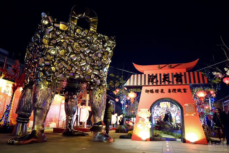 嘉義縣政府舉辦「故宮開嘉門、嘉藝賞燈趣」活動於19日點燈，最引人入勝的是「縣府3D光雕區」，不過，3D光雕秀僅到27日就結束，民眾須把握時間。  嘉義縣政府為迎接故宮南院開幕，於19日起，舉辦「故宮開嘉門、嘉藝賞燈趣」活動，共有8大主題燈區，賞燈區位於嘉義縣政府前及長達1公里的太子大道裝置展出，活動一直到明年元宵節。  其中的「縣府3D光雕區」是以3D雷射燈光投影，展示的「3D光雕秀」涵蓋嘉義的宗教、藝術及文化觀光等元素，如阿里山小火車穿越櫻花樹下美景畫面，縣府大樓化身為大型耶誕禮物裝飾，令觀看民眾嘆為觀