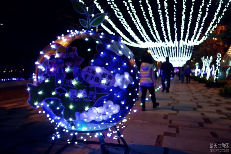 嘉義縣政府舉辦「故宮開嘉門、嘉藝賞燈趣」活動於19日點燈，最引人入勝的是「縣府3D光雕區」，不過，3D光雕秀僅到27日就結束，民眾須把握時間。  嘉義縣政府為迎接故宮南院開幕，於19日起，舉辦「故宮開嘉門、嘉藝賞燈趣」活動，共有8大主題燈區，賞燈區位於嘉義縣政府前及長達1公里的太子大道裝置展出，活動一直到明年元宵節。  其中的「縣府3D光雕區」是以3D雷射燈光投影，展示的「3D光雕秀」涵蓋嘉義的宗教、藝術及文化觀光等元素，如阿里山小火車穿越櫻花樹下美景畫面，縣府大樓化身為大型耶誕禮物裝飾，令觀看民眾嘆為觀