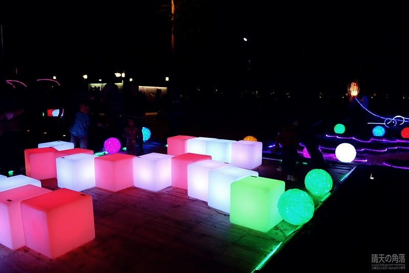 嘉義縣政府舉辦「故宮開嘉門、嘉藝賞燈趣」活動於19日點燈，最引人入勝的是「縣府3D光雕區」，不過，3D光雕秀僅到27日就結束，民眾須把握時間。  嘉義縣政府為迎接故宮南院開幕，於19日起，舉辦「故宮開嘉門、嘉藝賞燈趣」活動，共有8大主題燈區，賞燈區位於嘉義縣政府前及長達1公里的太子大道裝置展出，活動一直到明年元宵節。  其中的「縣府3D光雕區」是以3D雷射燈光投影，展示的「3D光雕秀」涵蓋嘉義的宗教、藝術及文化觀光等元素，如阿里山小火車穿越櫻花樹下美景畫面，縣府大樓化身為大型耶誕禮物裝飾，令觀看民眾嘆為觀