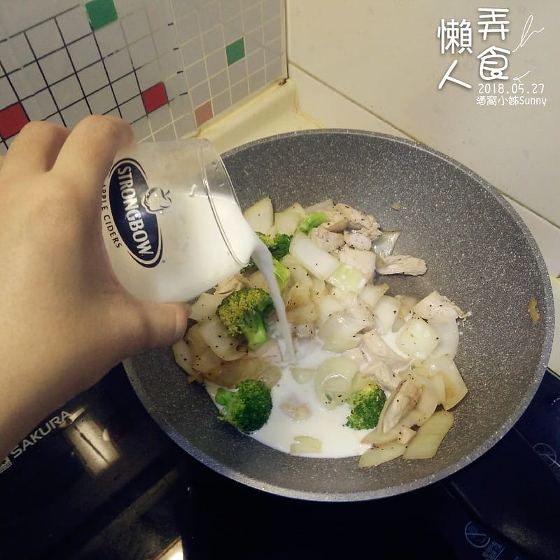 白醬雞肉佐洋蔥花椰菜