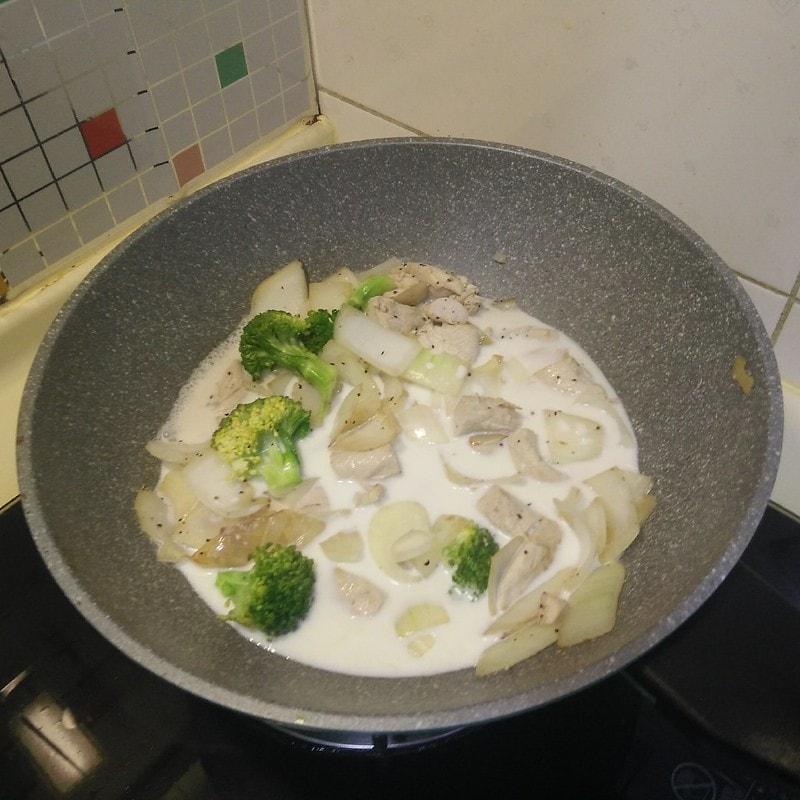 白醬雞肉佐洋蔥花椰菜