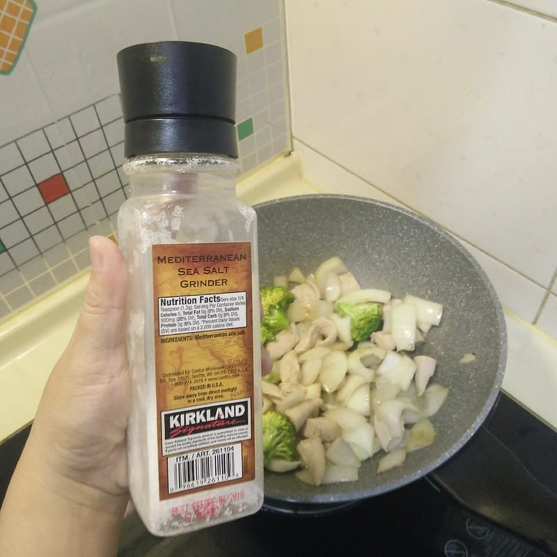 白醬雞肉佐洋蔥花椰菜