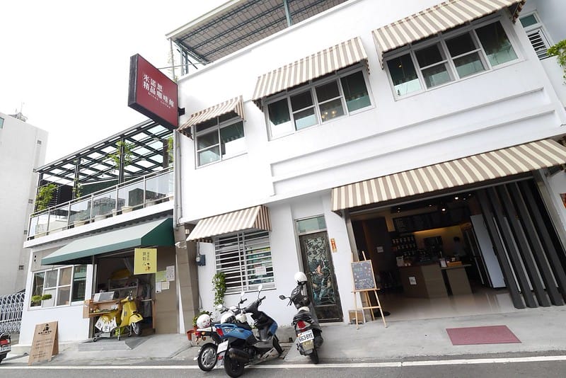 嘉年華戲院周邊美食｜嘉義平價不限時咖啡-米諾思精品咖啡館 酒窩小姊Sunny http://sunny230.pixnet.net/blog