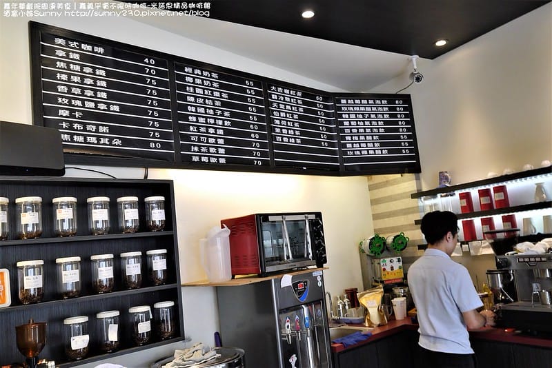 嘉年華戲院周邊美食｜嘉義平價不限時咖啡-米諾思精品咖啡館 酒窩小姊Sunny http://sunny230.pixnet.net/blog