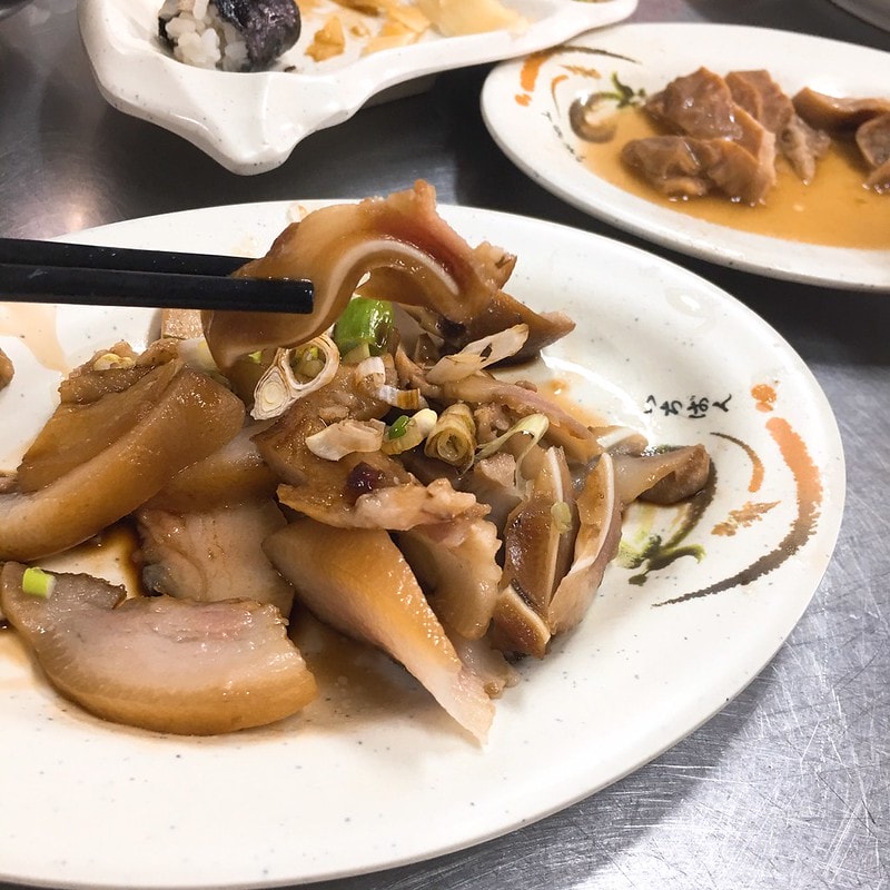 酒窩小姊の吃貨日常在地人推薦的北港美食.暗光百年老店 銅板美食涼麵、壽司、滷味、咖哩飯等