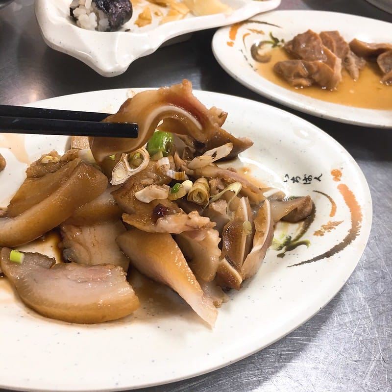 酒窩小姊の吃貨日常｜在地人推薦的北港美食．暗光百年老店 銅板美食涼麵、壽司、滷味、咖哩飯等