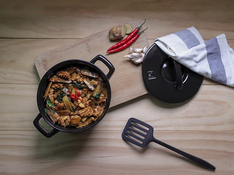 夢幻湯鍋-【JIA】晶釉瓷雙耳鍋開箱｜內外兼具的高質感陶鍋,重量輕巧,燉煮!一鍋到底!無水料理都難不倒!