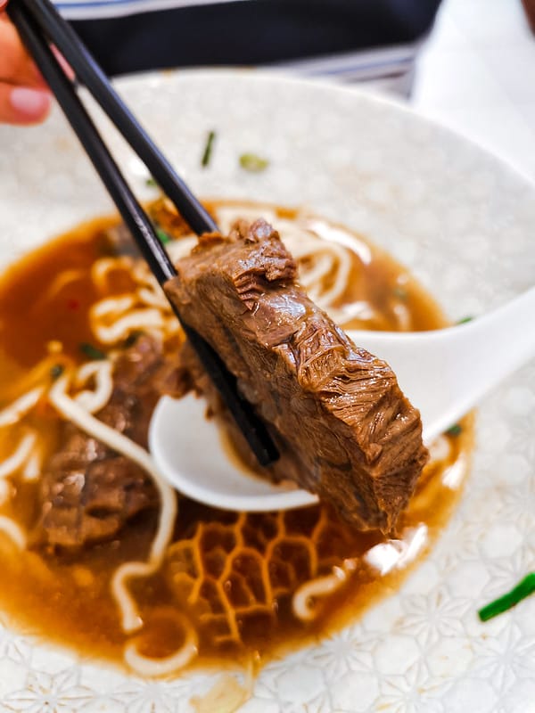 酒窩小姊吃牛肉麵｜牛閣精緻麵館-內科店,內科美食推薦