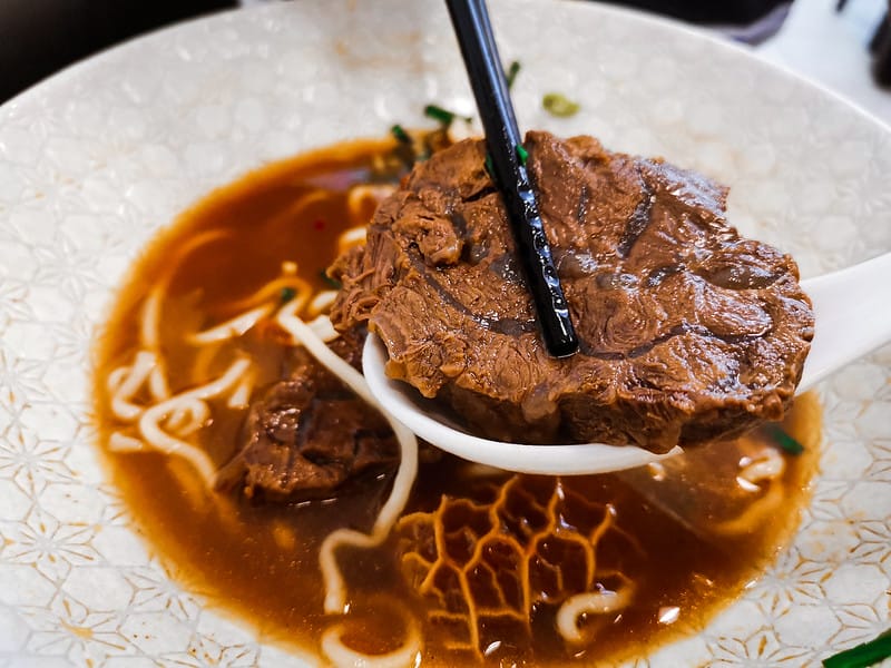 酒窩小姊吃牛肉麵｜牛閣精緻麵館-內科店,內科美食推薦