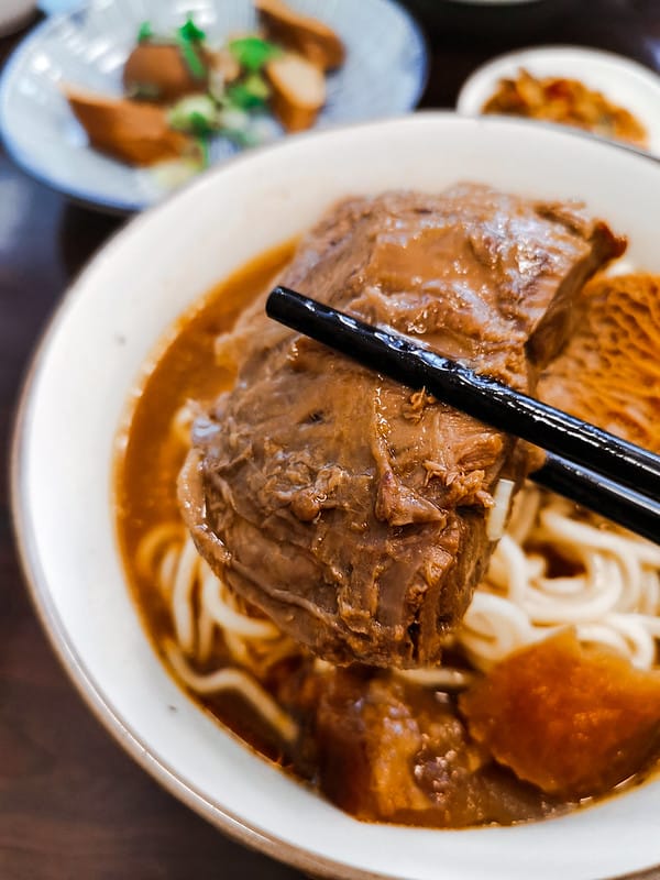 酒窩小姊吃牛肉麵｜牛閣精緻麵館-內科店,內科美食推薦
