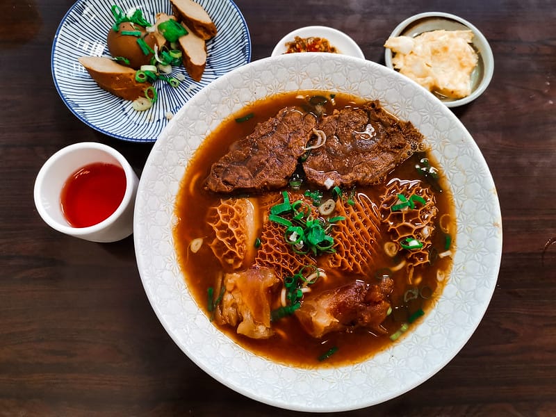 酒窩小姊吃牛肉麵｜牛閣精緻麵館-內科店,內科美食推薦