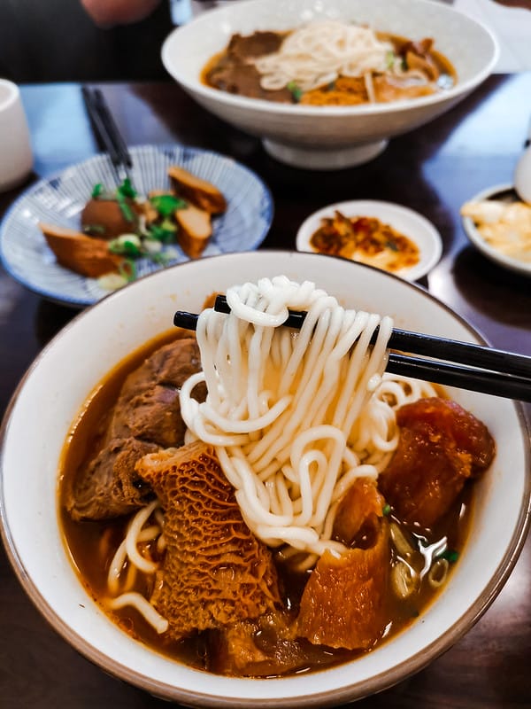 酒窩小姊吃牛肉麵｜牛閣精緻麵館-內科店,內科美食推薦