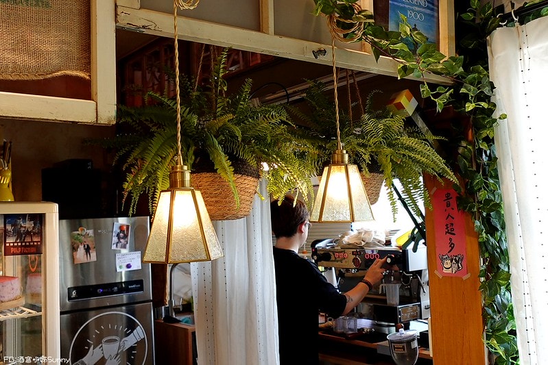 鹿草美食酒窩小姊sunny in 幕後咖啡