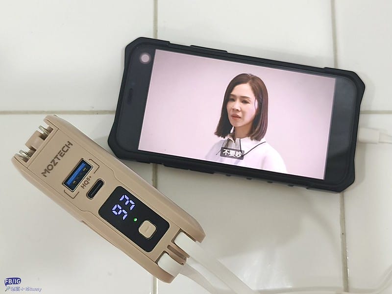 行動電源,誰更好用? MOZTECH® 萬能充Pro 多功能五合一行動電源 vs LaPO 多功能無線充行動電源(WT-03CM) 超級比一比